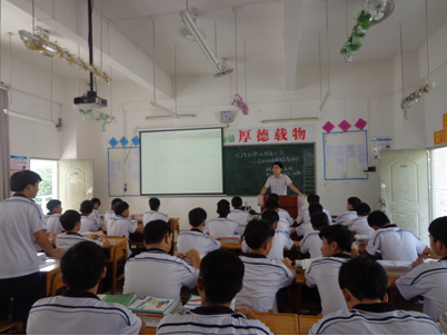 （圖二）13級汽修6班梁海深老師在組織班會