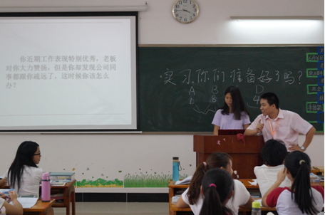 （圖一）12級會計(jì)高級班正在開展主題班會