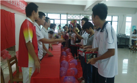 （圖二）生活指導(dǎo)老師為獲獎(jiǎng)同學(xué)頒獎(jiǎng)