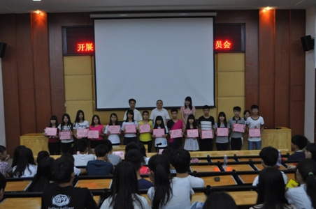 （圖一）三位老師與獲獎學(xué)生合影