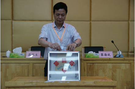 （圖二）校領(lǐng)導(dǎo)帶頭捐款