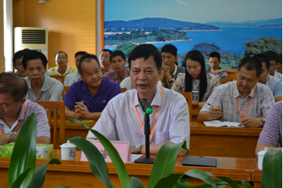 （圖三）黎校長在匯報(bào)學(xué)校發(fā)展情況