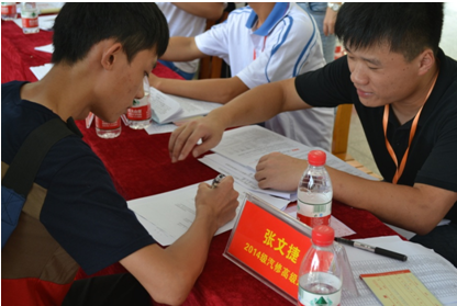 （圖二）班主任在指導新生辦手續(xù)