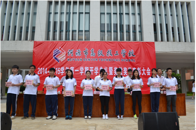 （圖四）為品學(xué)兼優(yōu)的學(xué)生頒發(fā)美國(guó)東方城集團(tuán)助學(xué)金