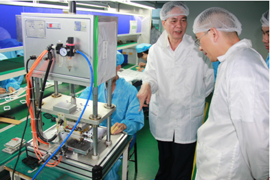 （圖二）黎校長(zhǎng)在企業(yè)相關(guān)負(fù)責(zé)人的陪同下在車間了解情況