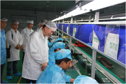 （圖一）黎校長(zhǎng)在了解學(xué)生實(shí)習(xí)情況