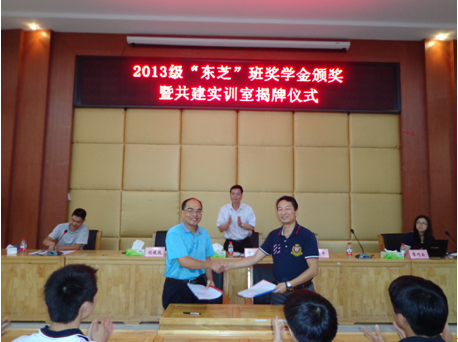 （圖三）劉俊侃副校長和袁新平部長共同簽訂協(xié)議書