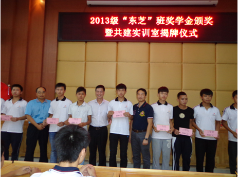 （圖二）黎海波校長、劉俊侃副校長和袁新平部長為學(xué)生頒發(fā)獎(jiǎng)學(xué)金