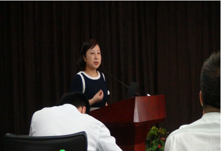 （圖一）中國教育創(chuàng)新研究院副院長丁艷博士作報(bào)告