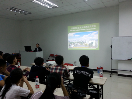 （圖一）酒店人力資源部經(jīng)理?xiàng)钕紴橥瑢W(xué)們講解