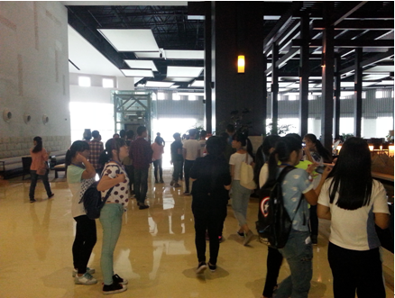 （圖三）學(xué)生參觀酒店大堂