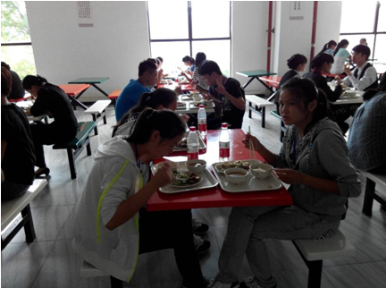 （圖四）同學(xué)們?cè)诰频陠T工餐廳用餐