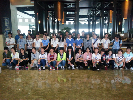 （圖五）全體同學(xué)在酒店大堂合影
