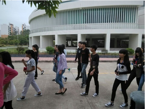 同學(xué)在進行沿途導(dǎo)游講解