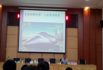 （圖二）13級學生正在認真聆聽講座