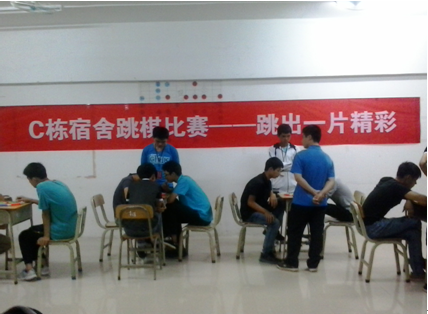 （圖一）學(xué)生分組抽簽，選擇對手比賽開始