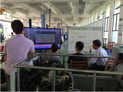 （圖二）尤教授(右二)對專業(yè)教師進(jìn)行培訓(xùn)