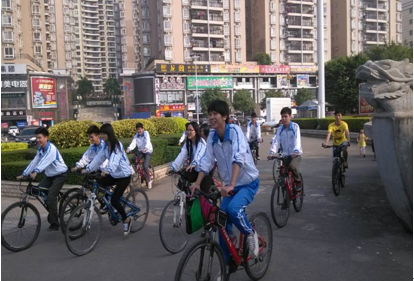 （圖三）同學(xué)們在騎行