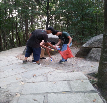 （圖二）同學(xué)們在筆架山打掃衛(wèi)生