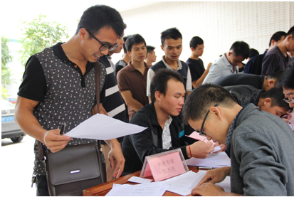 （圖五）退役士兵學員在辦理入學手續(xù)