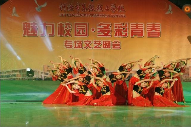 我校在市文化廣場舉行專場文藝晚會(huì)