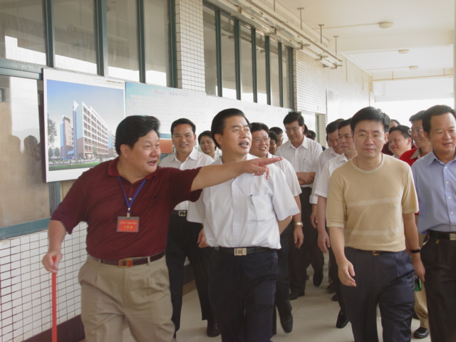 2005年5月30日，時(shí)任省長(zhǎng)黃華華（前排左二）在市領(lǐng)導(dǎo)的陪同下視察新校區(qū)建設(shè)