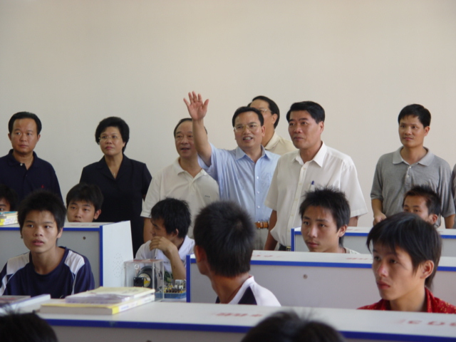 2005年9月15日，時(shí)任省委副書記歐廣源（右二）在市領(lǐng)導(dǎo)的陪同下到校觀察