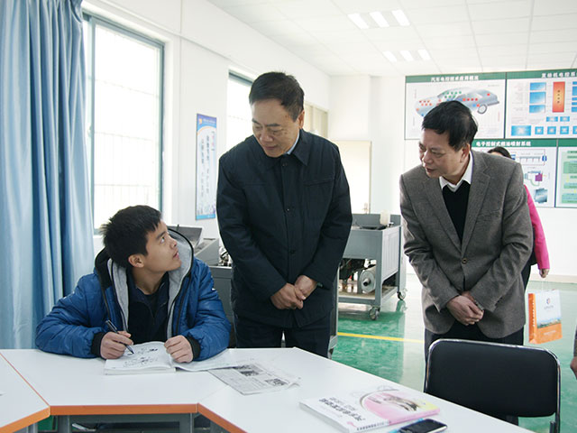 2013年12月6日，原廣東省勞動(dòng)和社會(huì)保障廳廳長(zhǎng)方潮貴到我院指導(dǎo)工作