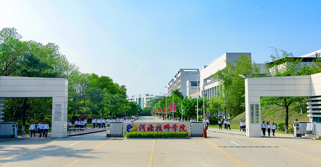 學(xué)院東門 