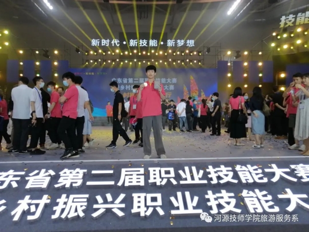 烹飪專業(yè)學(xué)生競賽獲獎(jiǎng).jpg